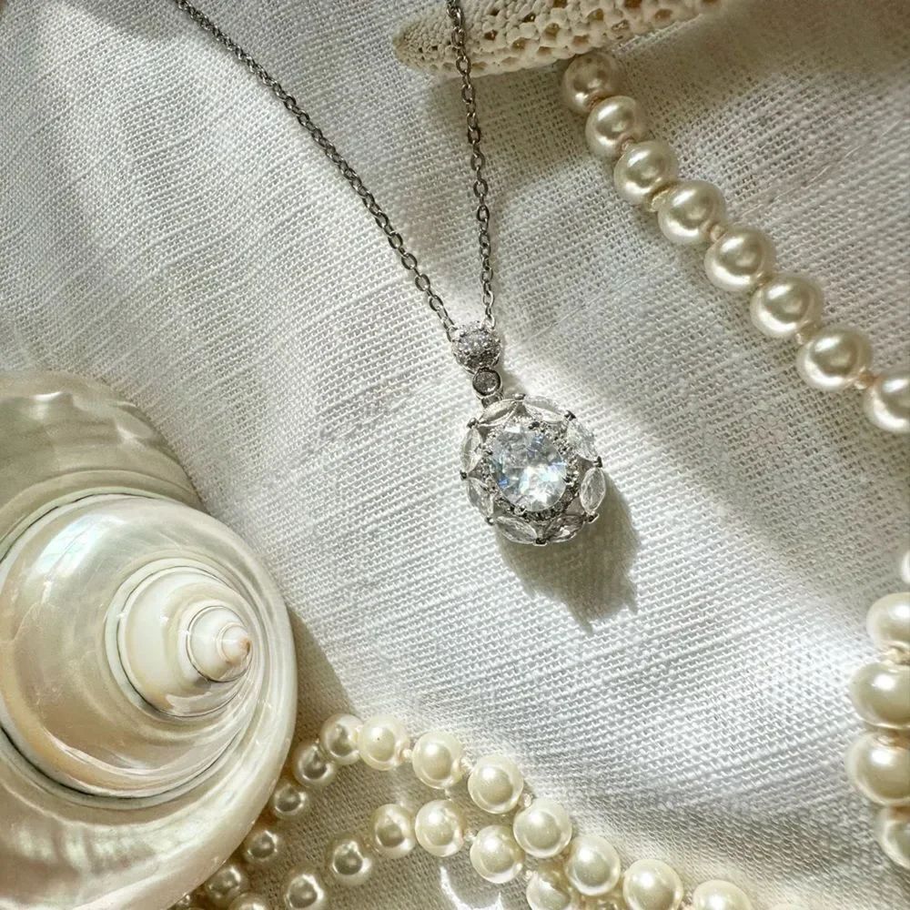 Cubic zirconia super sparkly oval cut pendant necklace 